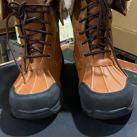 UGG Tan and Black Adirondack Boots - Picture 12 of 15